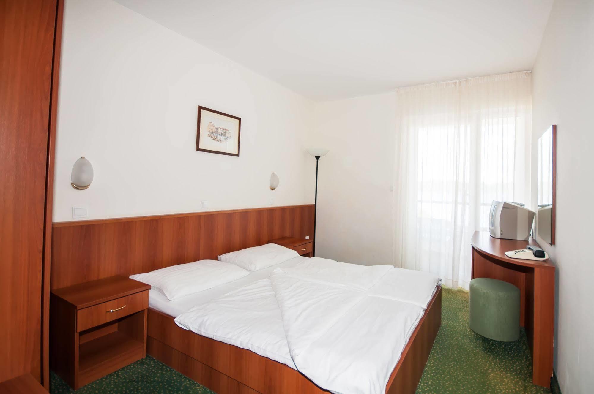 Hotel Lavanda โบชาวา ภายนอก รูปภาพ